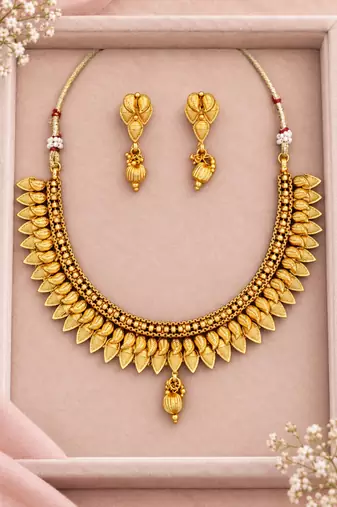 Gold-plated necklace set in golden - traditional style