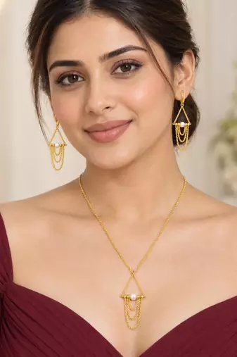 Gold-plated necklace set in golden - designer style