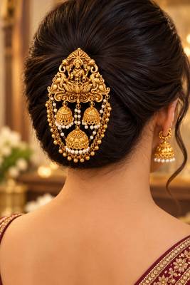 Gold-plated brooch in golden - traditional style 1