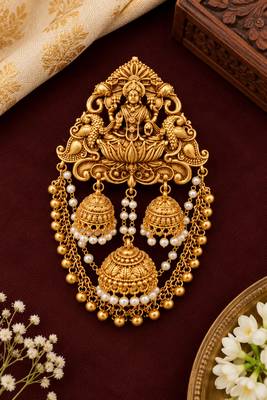 Gold-plated brooch in golden - traditional style 2