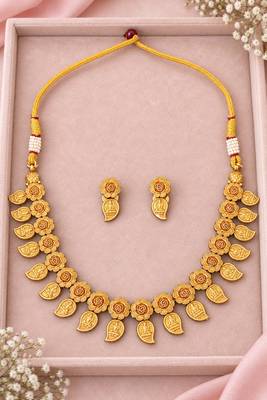Gold-plated necklace set in golden - traditional style 1