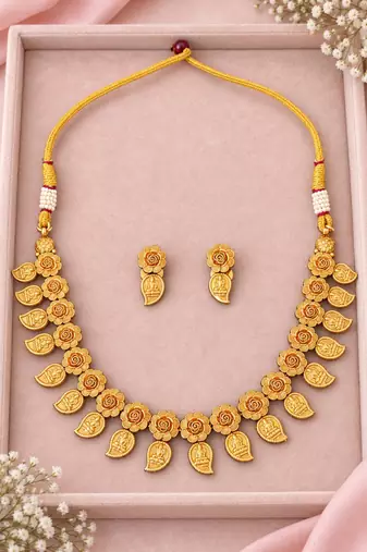 Gold-plated necklace set in golden - traditional style