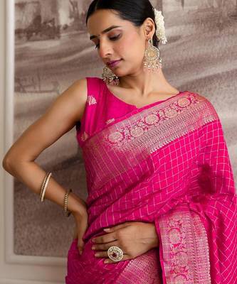 Pink checked woven design zari saree 4