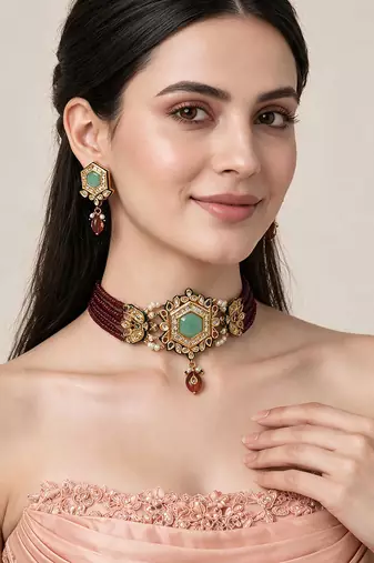 Gold plated kundan hexagon choker with drop earrings