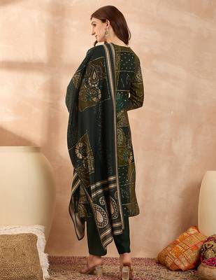 Women’s green silk blend paisley embroidered kurta with trouser & dupatta  4