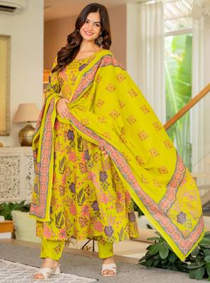 Yellow blended cotton printed kurta sets 5