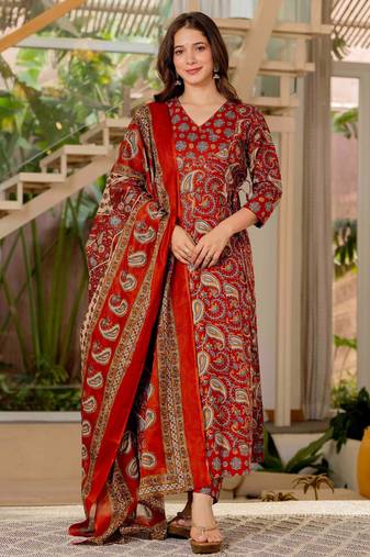 Red blended cotton printed kurta sets