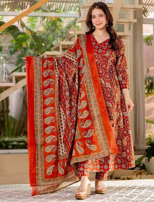Red blended cotton printed kurta sets 5