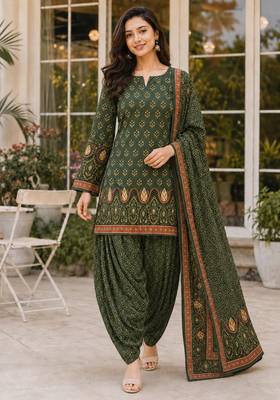 Green blended cotton printed kurta sets 4