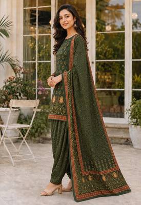 Green blended cotton printed kurta sets 5