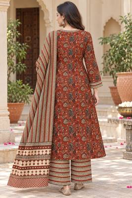 Maroon blended cotton printed kurta sets 3