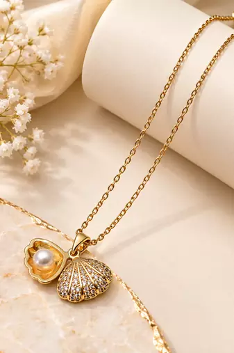 Anti-Tarnish Golden Seashell & Pearl Treasure Pendant Necklace – Elegant Ocean-Inspired Charm Chain