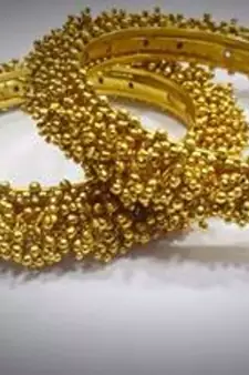 BEAUTIFUL PEARL GOLDEN BEADS BANGLE