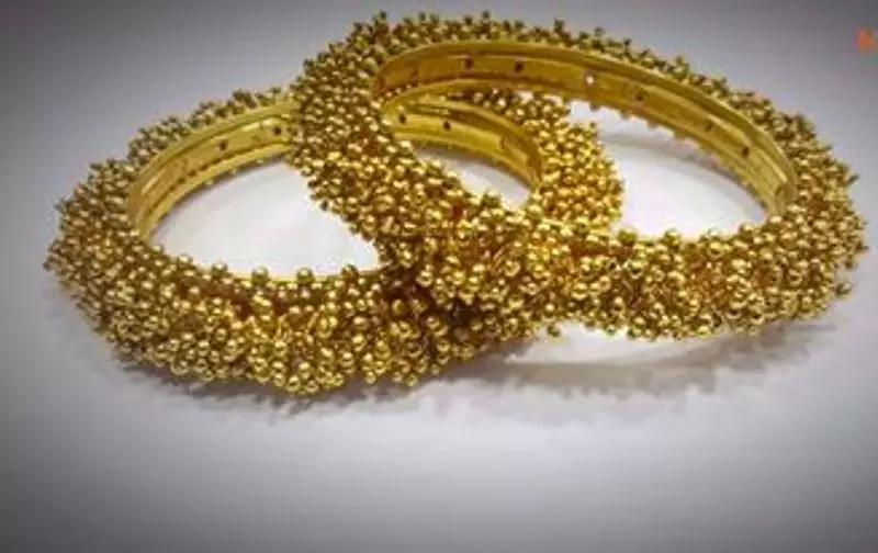 BEAUTIFUL PEARL GOLDEN BEADS BANGLE