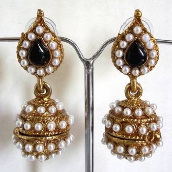 Black leaf pearl jhumki earrings 1
