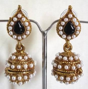 Black leaf pearl jhumki earrings 2