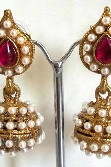 Magenta leaf pearl earrings