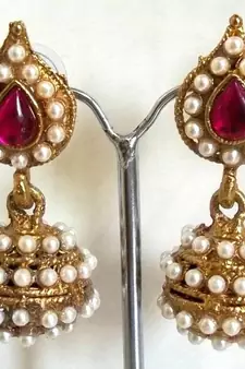 Magenta leaf pearl earrings