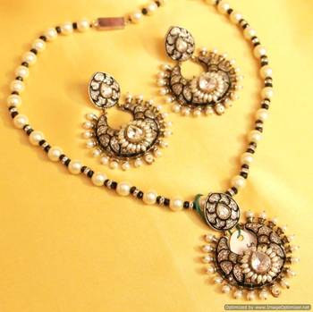 Victorial Look Pearl & Black Pendant Set 1