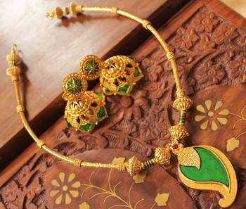 Mesmerising Handmade Green Mango Necklace Set 1