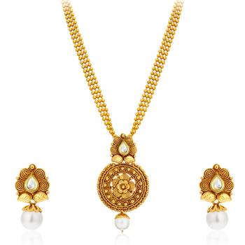 Graceful Gold Plated Kundan Necklace Set For Women 2