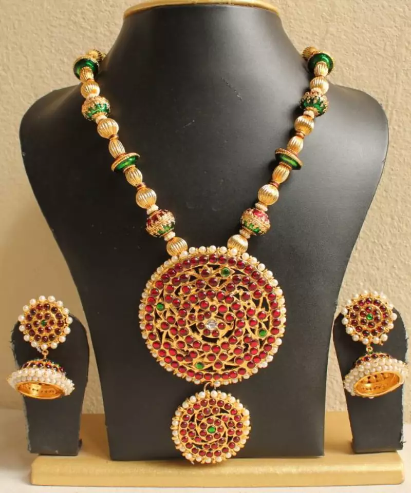 Lovely Kemp Designer Temple Necklace Set