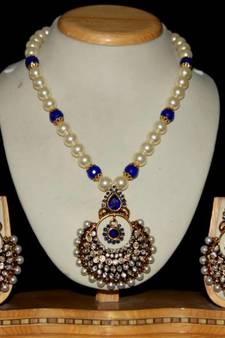 Beautiful Shell Pearls Necklace Set With Antique Locket Set