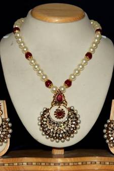 Beautiful Shell Pearls Necklace Set With Antique Locket Set