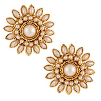 Beautiful flower pearl stud 1