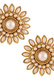 Beautiful flower pearl stud