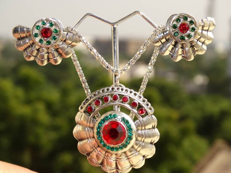 9.25% silver pendant set along with ear tops crafted with natural precious stones
