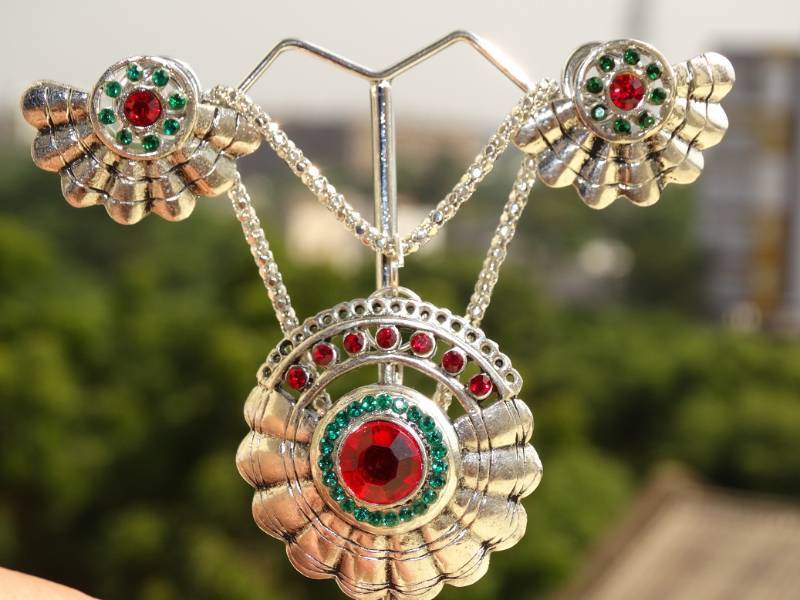 9.25% silver pendant set along with ear tops crafted with natural precious stones