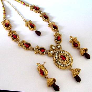 Golden maroon kundan with stone necklace set 1