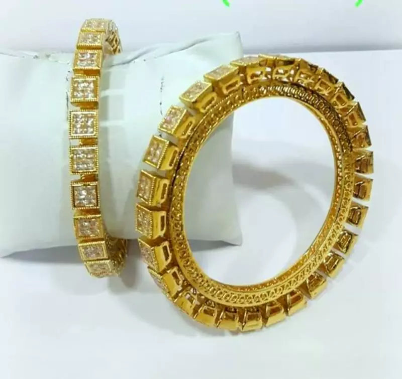 BEAUTIFUL ETHNIC FINE Cz BANGLE