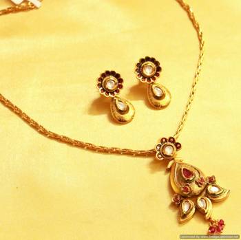 Paisley Kundan Ruby Meenakari Pendan Set 1