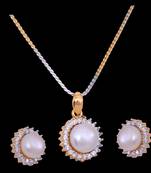 Beautiful pearl pendant set with chain