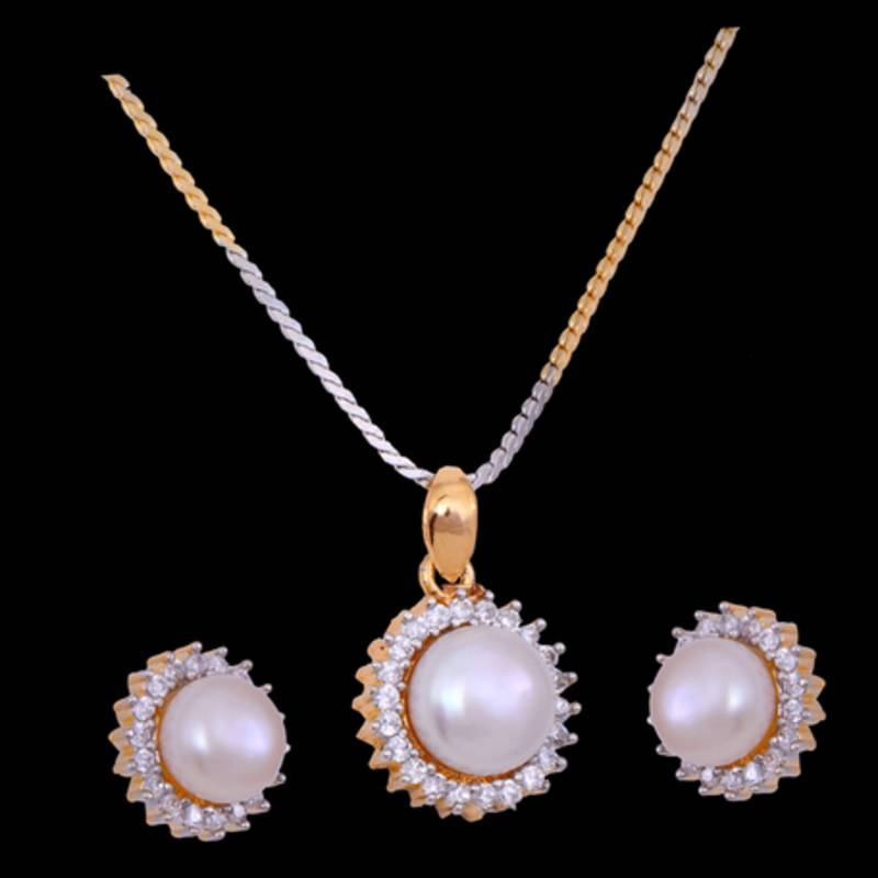 Beautiful pearl pendant set with chain