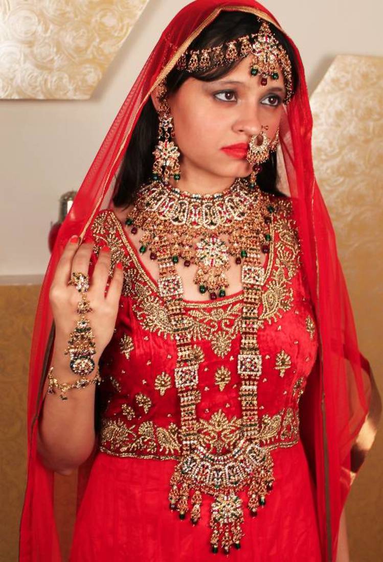 Glittery Red and Green Eight Pieces Bridal set