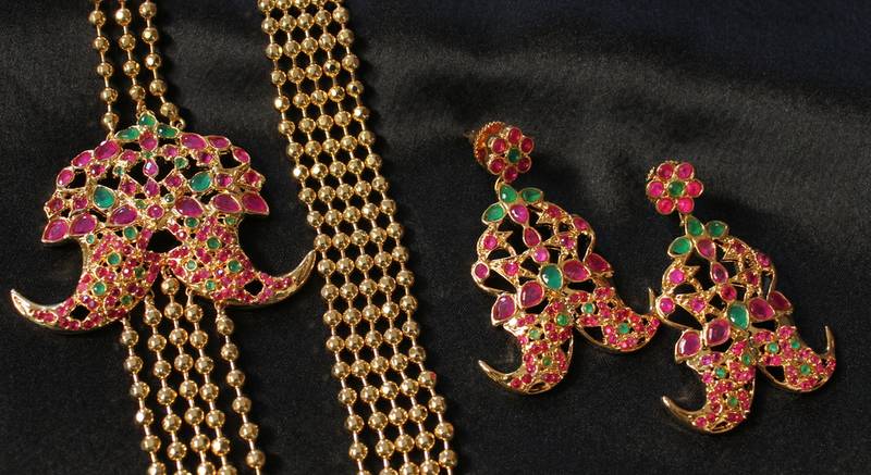 Gorgeous Ruby Emerald Short Haar Set