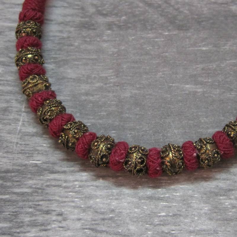 maroon antique gold necklace