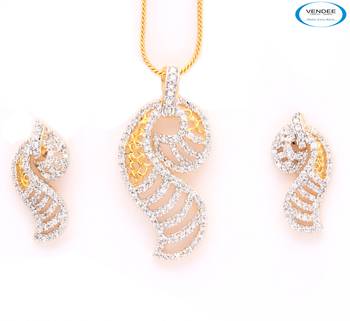 Eye catchy diamond pendant set 1