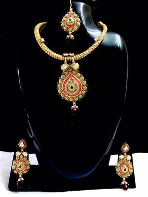 Hasli necklace set in Polki 3