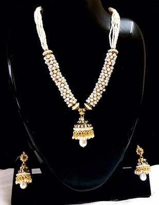 Necklace in pearl clusters and meenakari 1
