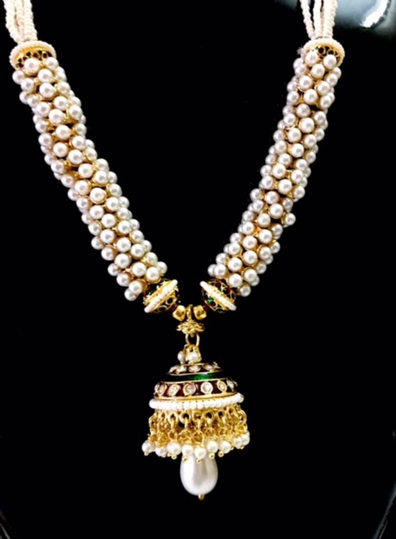 Necklace in pearl clusters and meenakari