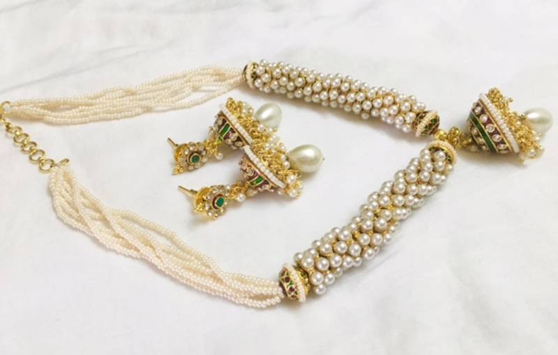 Necklace in pearl clusters and meenakari