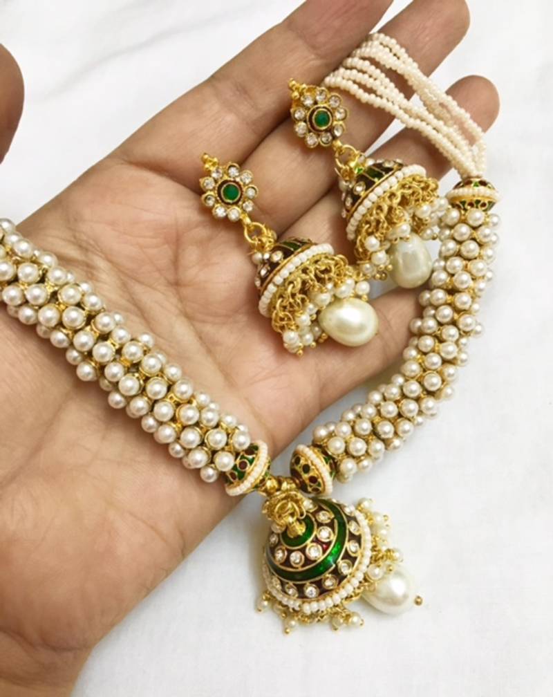 Necklace in pearl clusters and meenakari