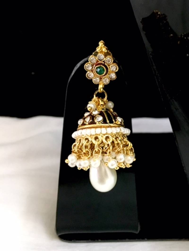 Necklace in pearl clusters and meenakari