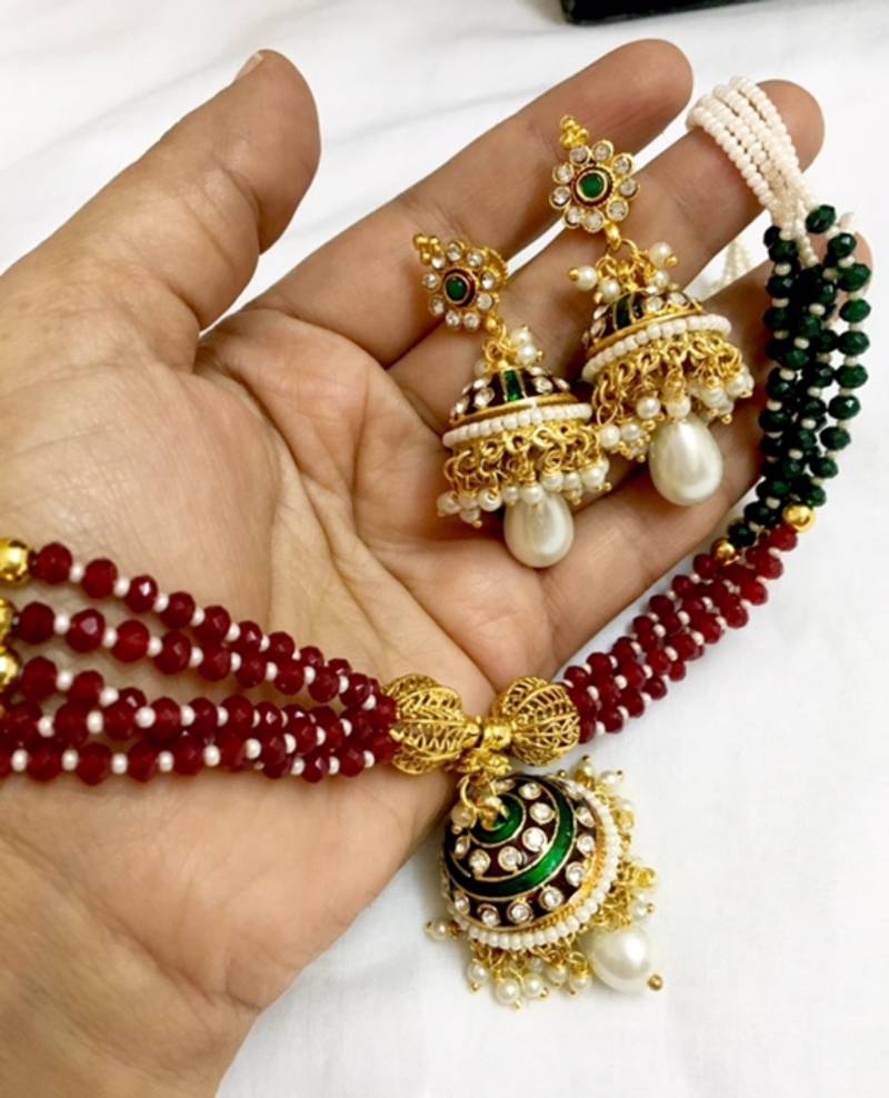Necklace in pearl clusters and meenakari