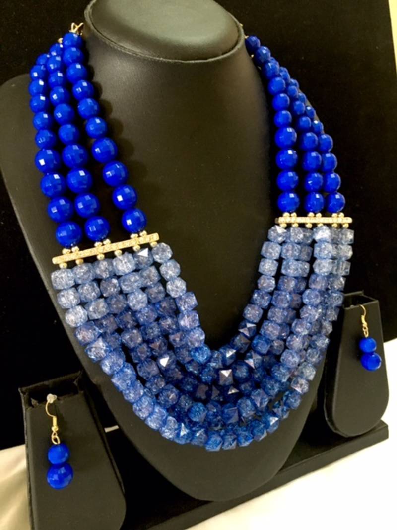 Beaded necklace in red