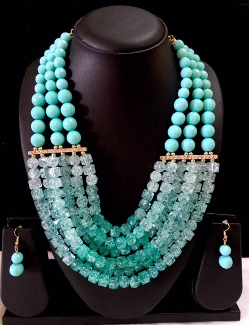 Beaded necklace in creda